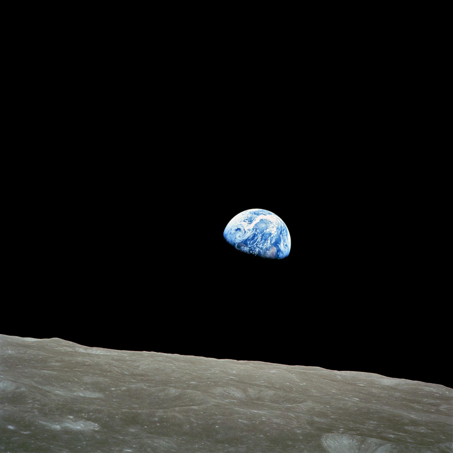 « Lever de Terre » (« {Earthrise} »), photographie prise par William Anders le 24 décembre 1968 durant la mission d'Apollo 8. Cliché AS8-14-2383HR, Nasa/Bill Anders. Domaine public.